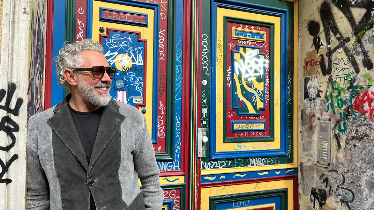 Roland Trettl vor einer bunten Tür