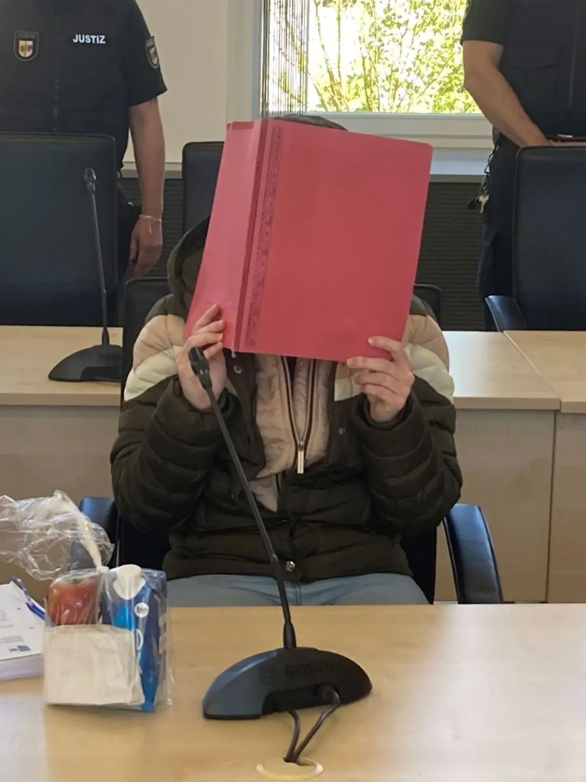 Bild zu: "Fabians (†8) Vater und die Angeklagte lächeln sich im Gerichtssaal an "