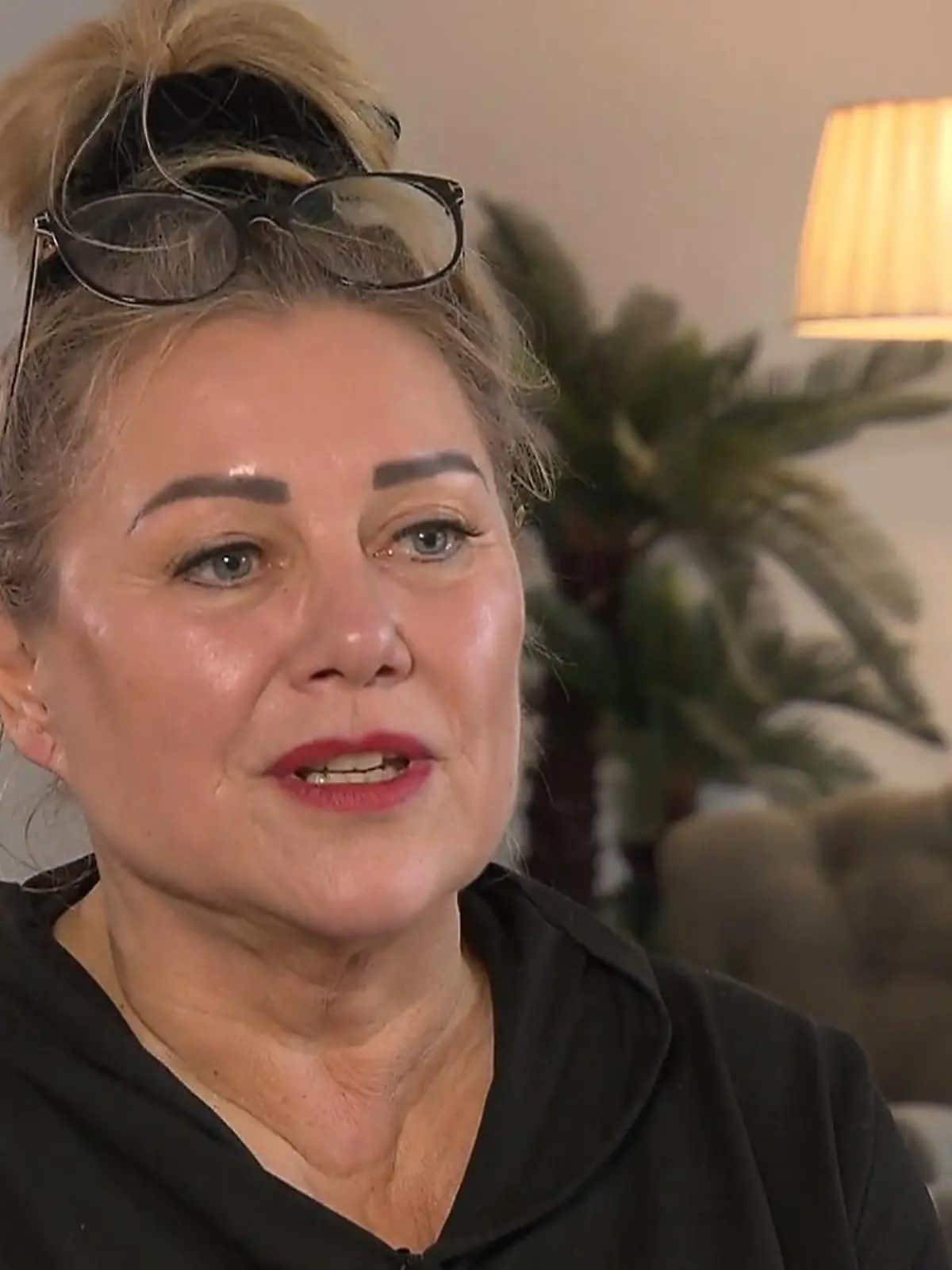 Bild zu: "Bea deckt groß auf"