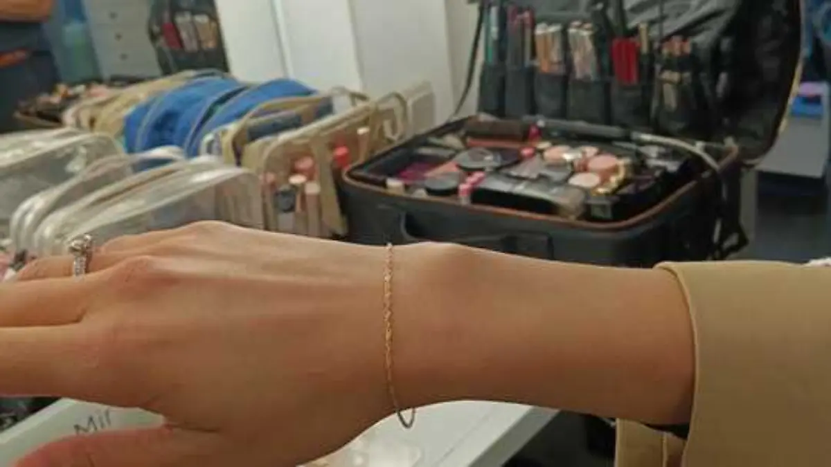 Dieses Armband trägt Rebecca Mir, um mit ihrer Schwester immer verbunden zu sein. 