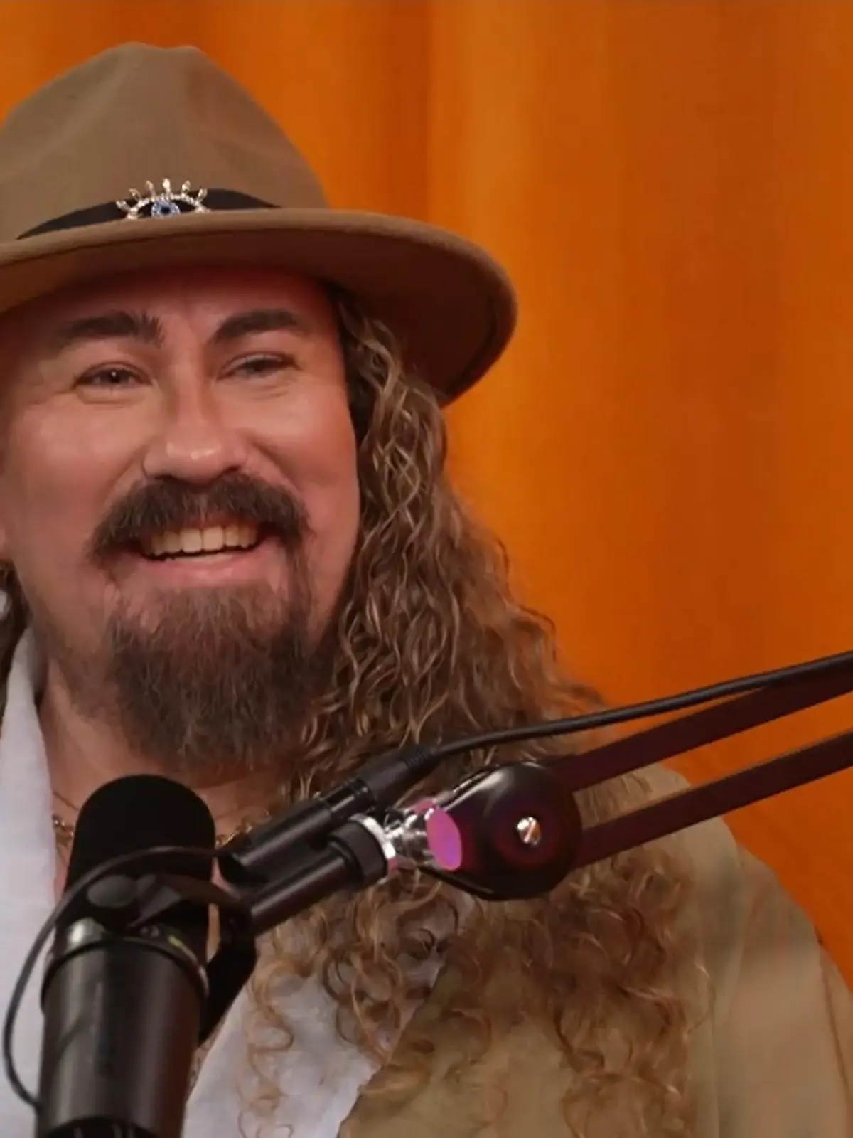 Bild zu: "Fluchbezwinger der Promis? DIESEN Stars hat Schamane Leon schon geholfen"