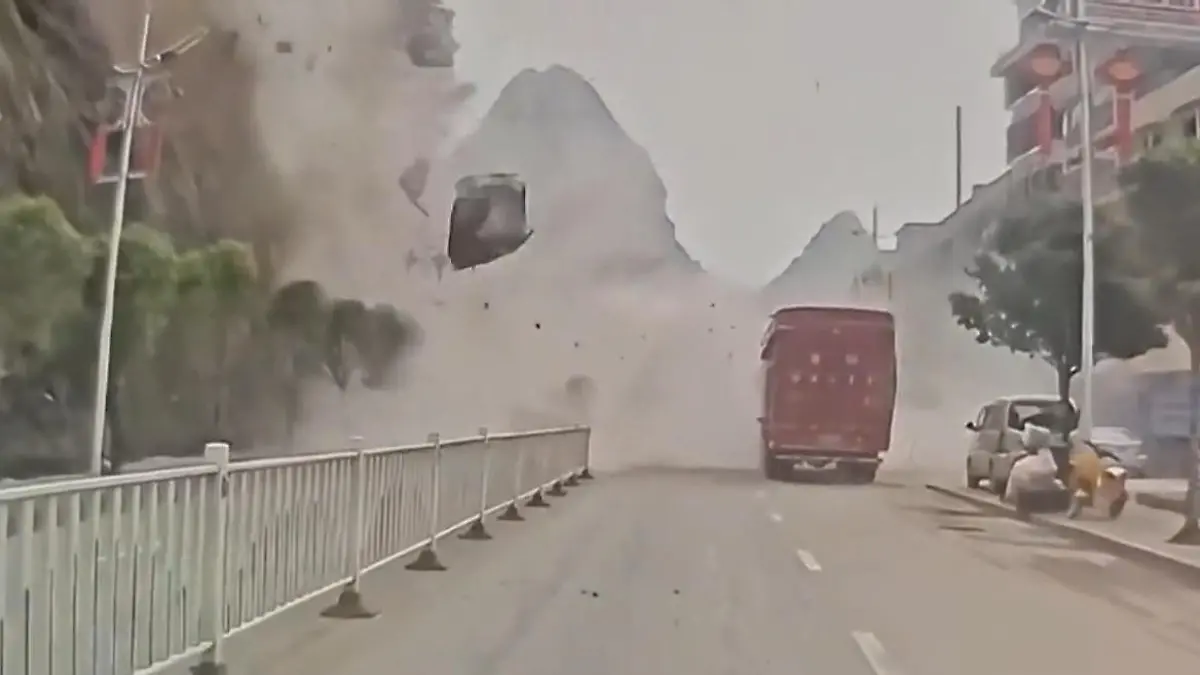 XXL-Felssturz am Berg! Brocken werfen Fahrzeuge um – während der Fahrt Mit voller Wucht zertrümmert