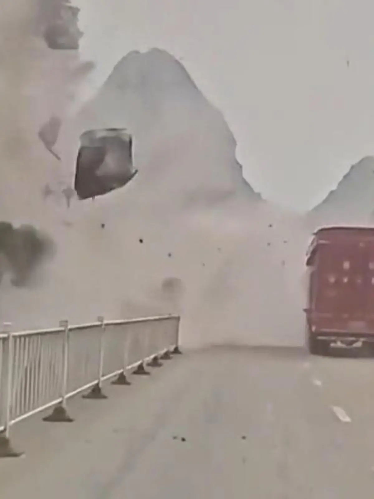 Bild zu: "XXL-Felssturz am Berg! Brocken werfen Fahrzeuge um – während der Fahrt"