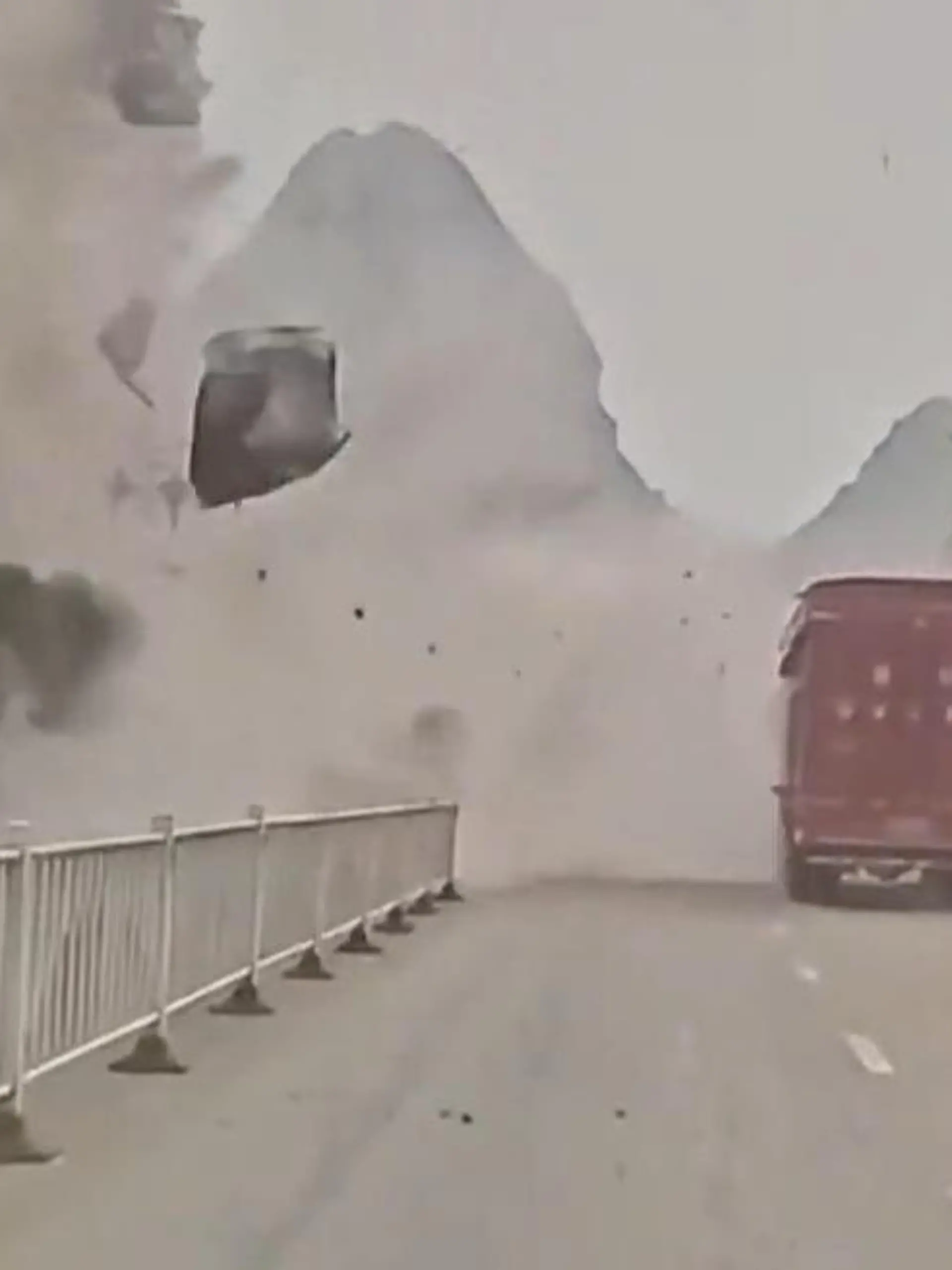 Bild zu: "XXL-Felssturz am Berg! Brocken werfen Fahrzeuge um – während der Fahrt"