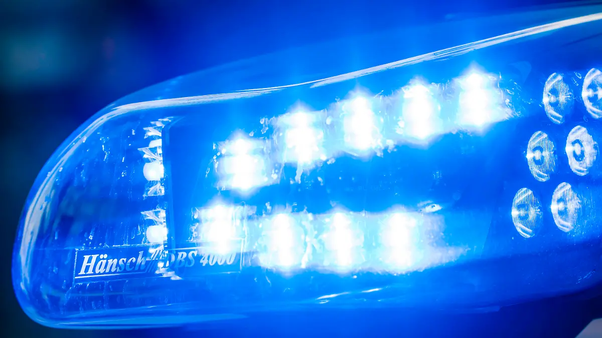 Deutschland, München, April 2026, Blaulicht bei Polizeieinsatz, Einsatzfahrzeug der Polizei, Hersteller FG Hänsch Warnsysteme, Symbolfoto Notfall, 110, Einsatz, Bayern,