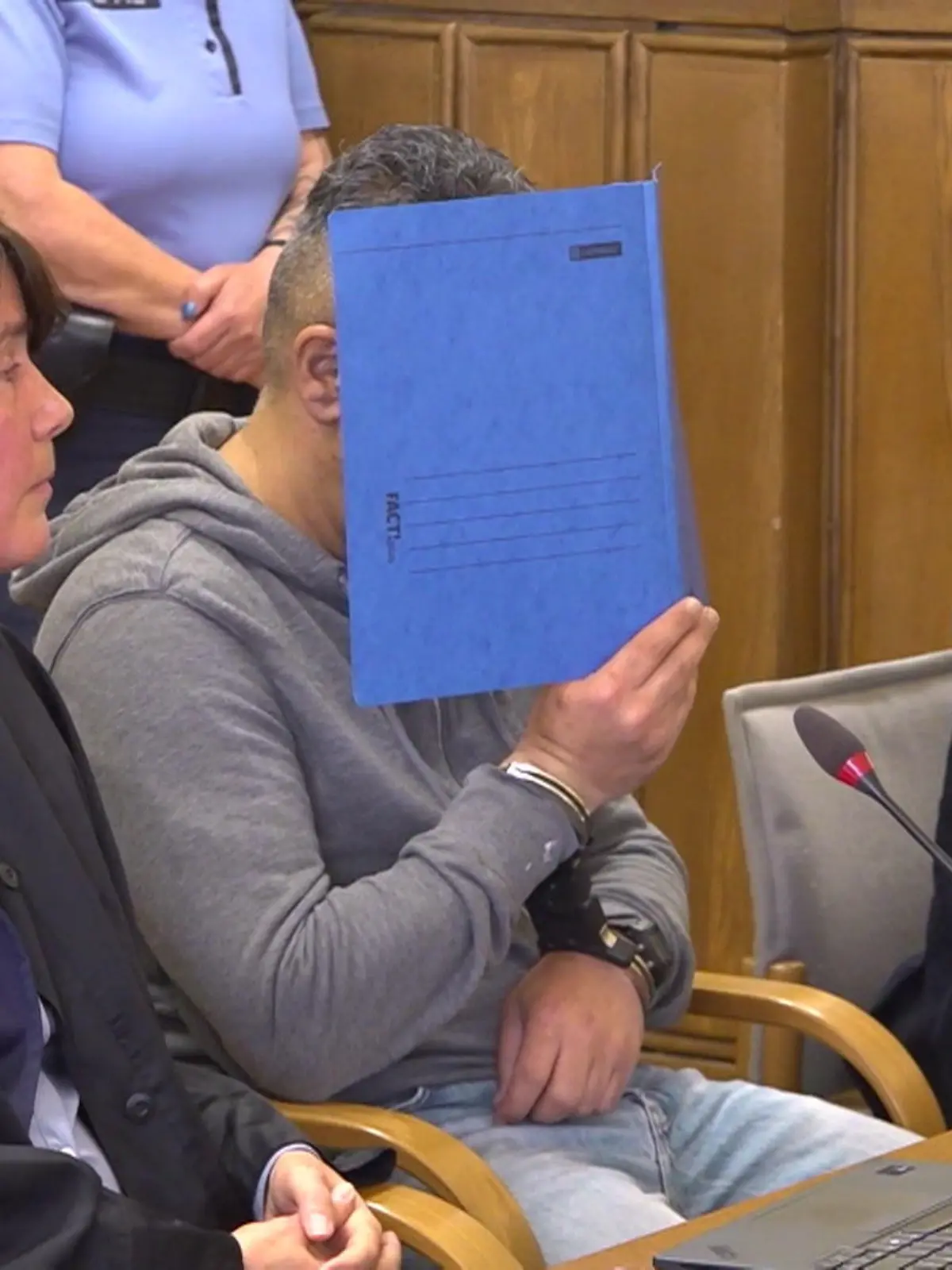 Bild zu: "Mutmaßlicher Messerstecher aus Knast entlassen – weil Richterin in Mutterschutz geht"