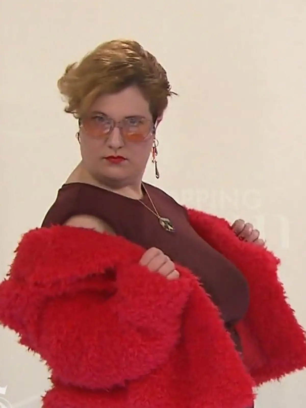 Shopping Queen: Bildmontage: Links Kandidatin Amy im neuen Styling auf dem Catwalk, rechts Guido Maria Kretschmer