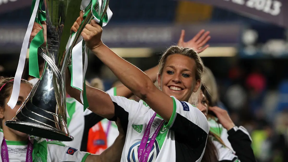 Lena Gössling mit Pokal Pokalsieger / / Fußball Fussball / UEFA Championsleague Finale Final 2013 Damen Frauen / Saison 2012/13 / 23.05.2013 / VfL Wolfsburg vs. Olympique Lyon /
Lena Gößling with Cup Cup Winners\u0026#39; Cup Football Football UEFA Champions League Final Final 2013 women Women Season 2012 13 23 05 2013 VfL Wolfsburg vs Olympique Lyon