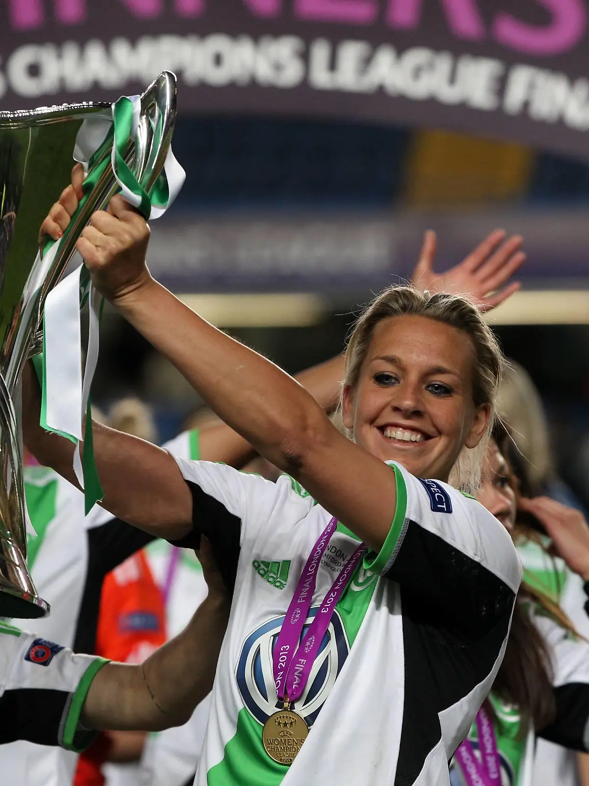 Lena Gössling mit Pokal Pokalsieger / / Fußball Fussball / UEFA Championsleague Finale Final 2013 Damen Frauen / Saison 2012/13 / 23.05.2013 / VfL Wolfsburg vs. Olympique Lyon /

Lena Gößling with Cup Cup Winners\u0026#39; Cup Football Football UEFA Champions League Final Final 2013 women Women Season 2012 13 23 05 2013 VfL Wolfsburg vs Olympique Lyon