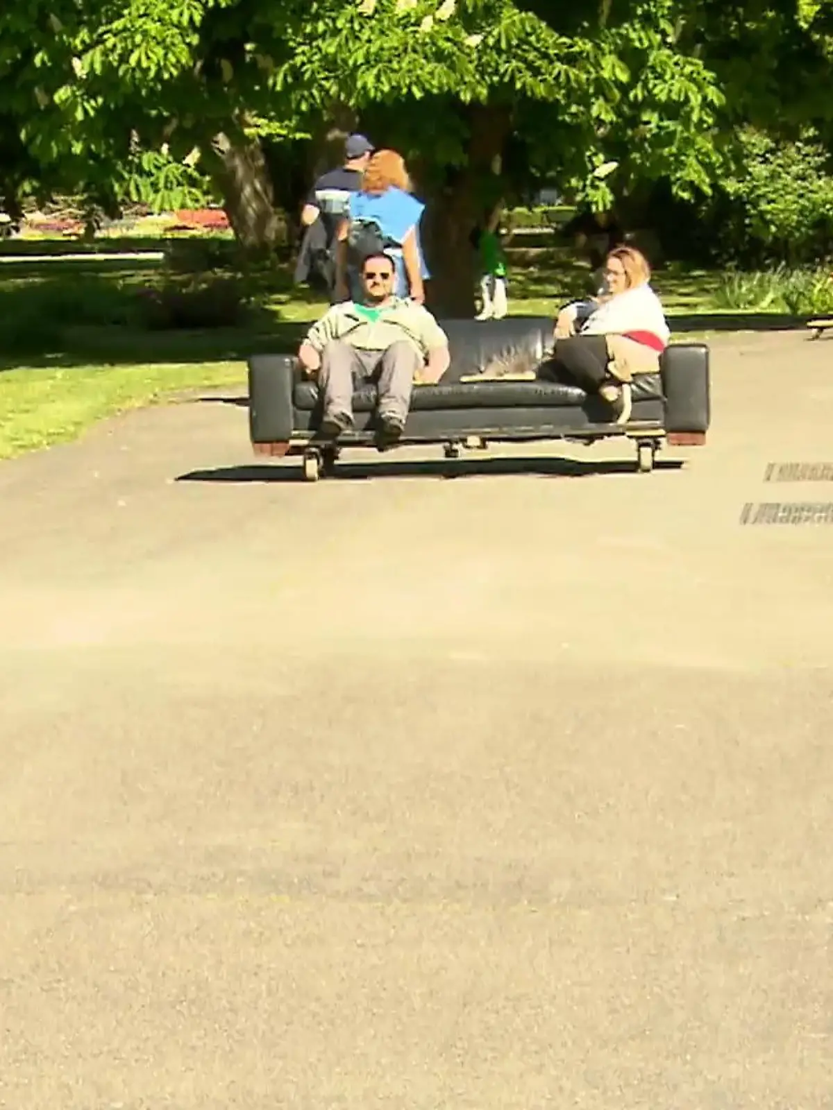 Bild zu: "Das fahrende Sofa von Köln"