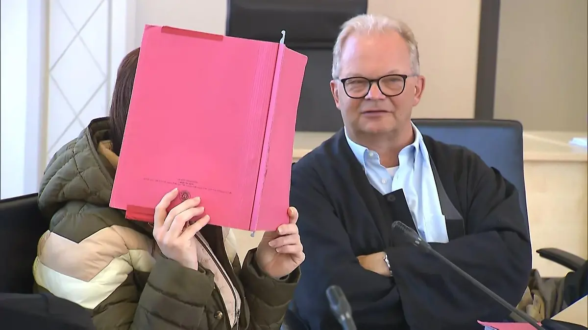 Fabians (†8) Vater und die Angeklagte lächeln sich im Gerichtssaal an Mordprozess um Grundschüler