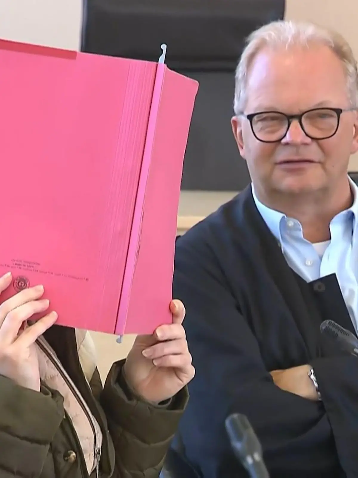 Bild zu: "Fabians (†8) Vater und die Angeklagte lächeln sich im Gerichtssaal an"