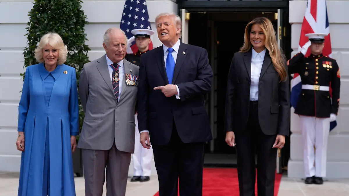 US-Präsident Donald Trump (2.v.r) und First Lady Melania Trump (r) begrüßen den britischen König Charles III. und Königin Camilla bei der Verabschiedungszeremonie auf dem Südrasen des Weißen Hauses. +++ dpa-Bildfunk +++