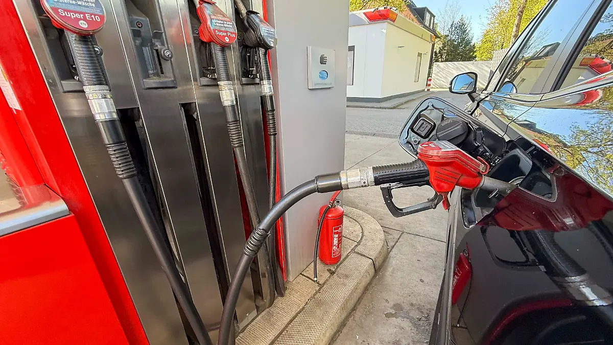 ABB/TANKRABATT - Ab dem 01.Mai 2026 gilt an Deutschen Tankstellen der Tankrabatt von 17 Cent pro liter- Tankstelle mit Takpistolen Benzin Marken Super Diesel und E 10 beim Tanken von Super Benzin Einfuellstutzen Zapfpistole mit schlauch beim einfuellen Benzintank in ein Verbrenner Auto an einer Star Tankstelle