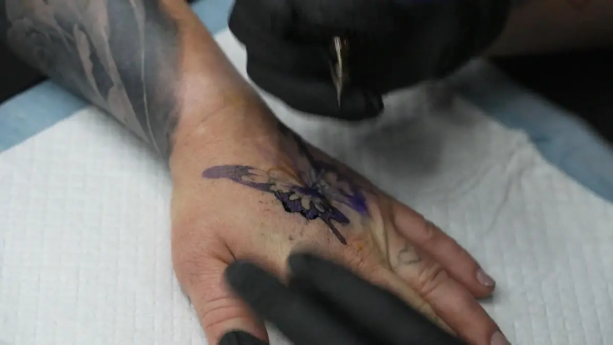 Profi rettet Temu Motiv Billig Tattoo wird zur Qual