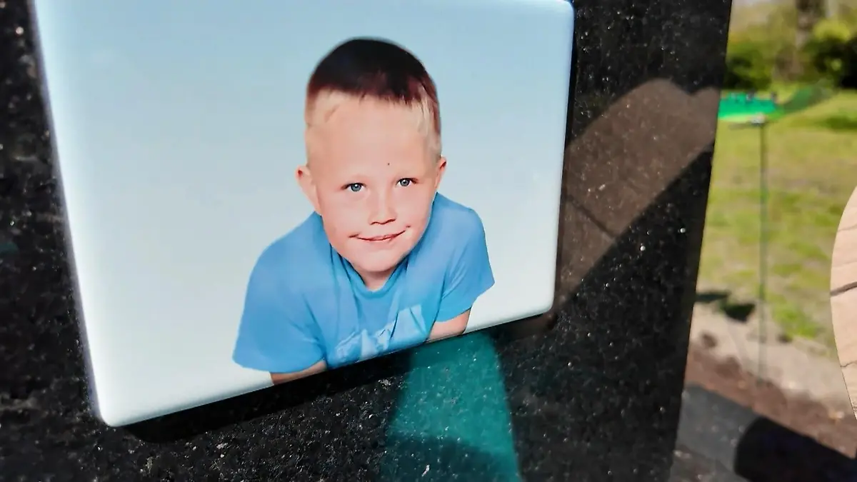 Mutter verzweifelt, Vater stützt Gina H vor Gericht Mordprozess Fabian in Rostock