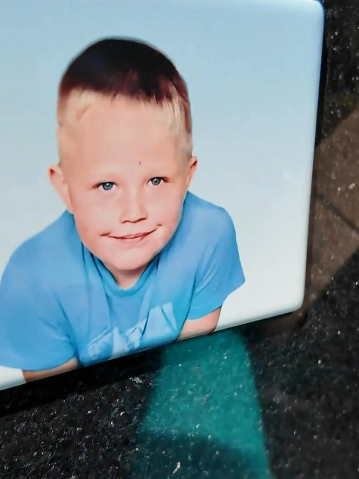 Bild zu: "Mutter verzweifelt, Vater stützt Gina H vor Gericht"