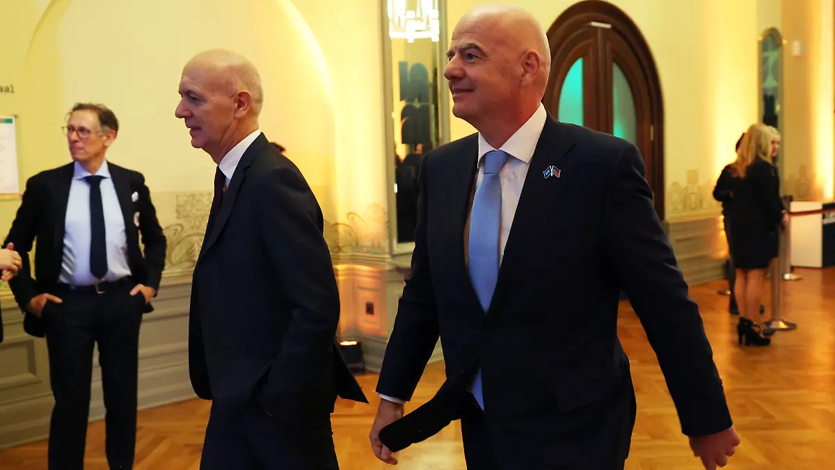 FIFA-Chef Infantino und DFB-Präsident Neuendorf (l.) beim Bundestag des Deutschen Fußball-Bundes in Leipzig. (Archivbild)