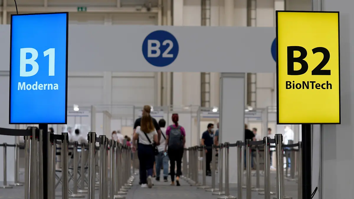 02.07.2021, Hamburg: Menschen gehen ins Impfzentrum in den Messehallen. Nach der überraschenden Äußerung der Ständigen Impfkommission beim Robert Koch-Institut zu Astrazeneca sollen in Hamburg alle mit einer ersten Impfung dieser Art nun eine Zweitimpfung mit Biontech oder Moderna bekommen. Foto: Marcus Brandt/dpa +++ dpa-Bildfunk +++
