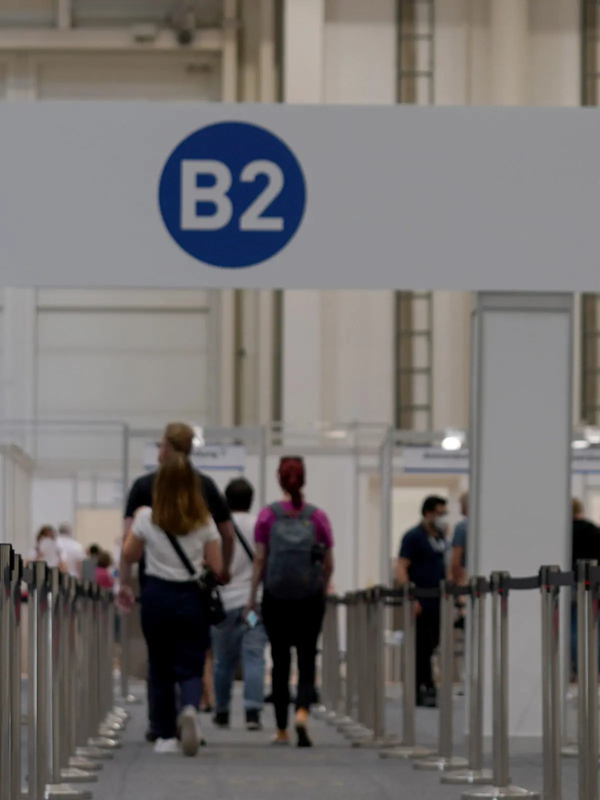 02.07.2021, Hamburg: Menschen gehen ins Impfzentrum in den Messehallen. Nach der überraschenden Äußerung der Ständigen Impfkommission beim Robert Koch-Institut zu Astrazeneca sollen in Hamburg alle mit einer ersten Impfung dieser Art nun eine Zweitimpfung mit Biontech oder Moderna bekommen. Foto: Marcus Brandt/dpa +++ dpa-Bildfunk +++