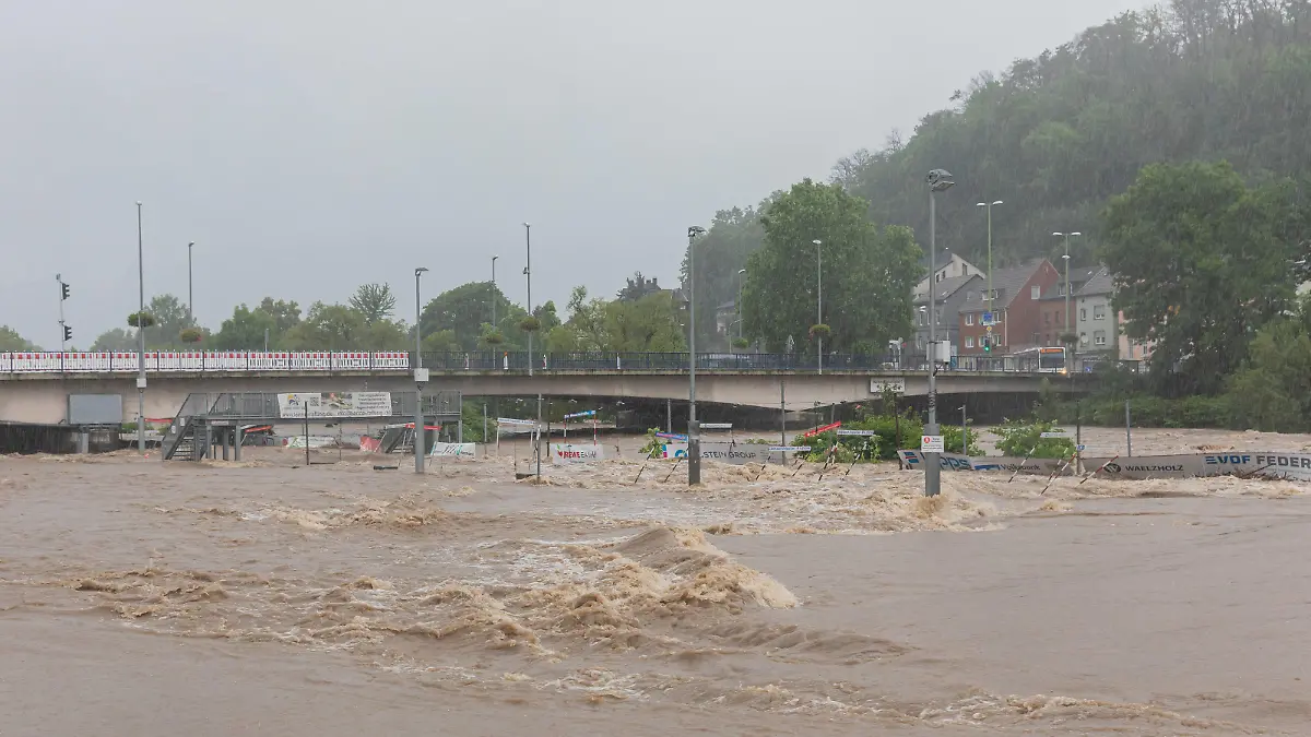 14.07.2021, Hagen, Deutschland, - Hochwasser in der Lenne. Im Bild der überschwemmte Wildwasserpark Hagen-Hohenlimburg. *** 14 07 2021, Hagen, Germany, flood in the river Lenne In the picture the flooded white water park Hagen Hohenlimburg