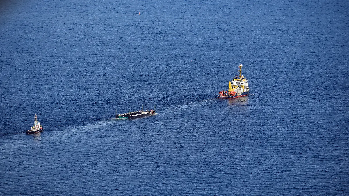Der Buckelwal wird in seiner Barge vom Schlepper Fortuna B entlang der dänischen Küste in Höhe Aarhus in Richtung Nordsee durch die Ostsee gezogen, die Robin Hood begleitet den Konvoi weiterhin. (Luftaufnahme aus Flugzeug)