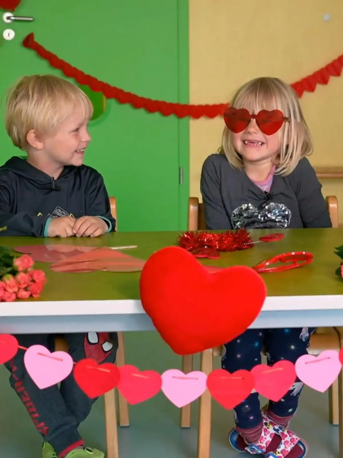 Am 14. Mai ist Muttertag und anlässlich dieses Tages hat RTL sich in einer Kita umgehört, was denn die Mamas alles für sie machen und im Alltag leisten. Die Antworten sehen Sie im Video.