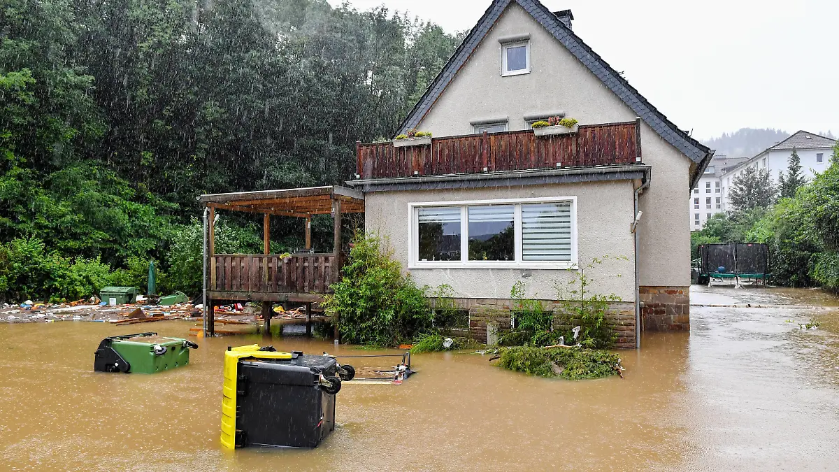 Unwetter in Hagen, Unwetter in Hagen, Nach starken Regenfällen in der Nacht zum 14.07.2021 stehen grosse Teile von Hagen unter Wasser, Das Grundstück eines Nachbarhauses des Martha Müller Seniorenzentrum ist überflutet Dortmund Nordrhein-Westfalen Deutschland *** Thunderstorm in Hagen, Thunderstorm in Hagen, After heavy rainfall in the night to 14 07 2021 large parts of Hagen are under water, The property of a neighboring house of the Martha Müller Senior Center is flooded Dortmund North Rhine Westphalia Germany Copyright: xChristopherxNeundorfx