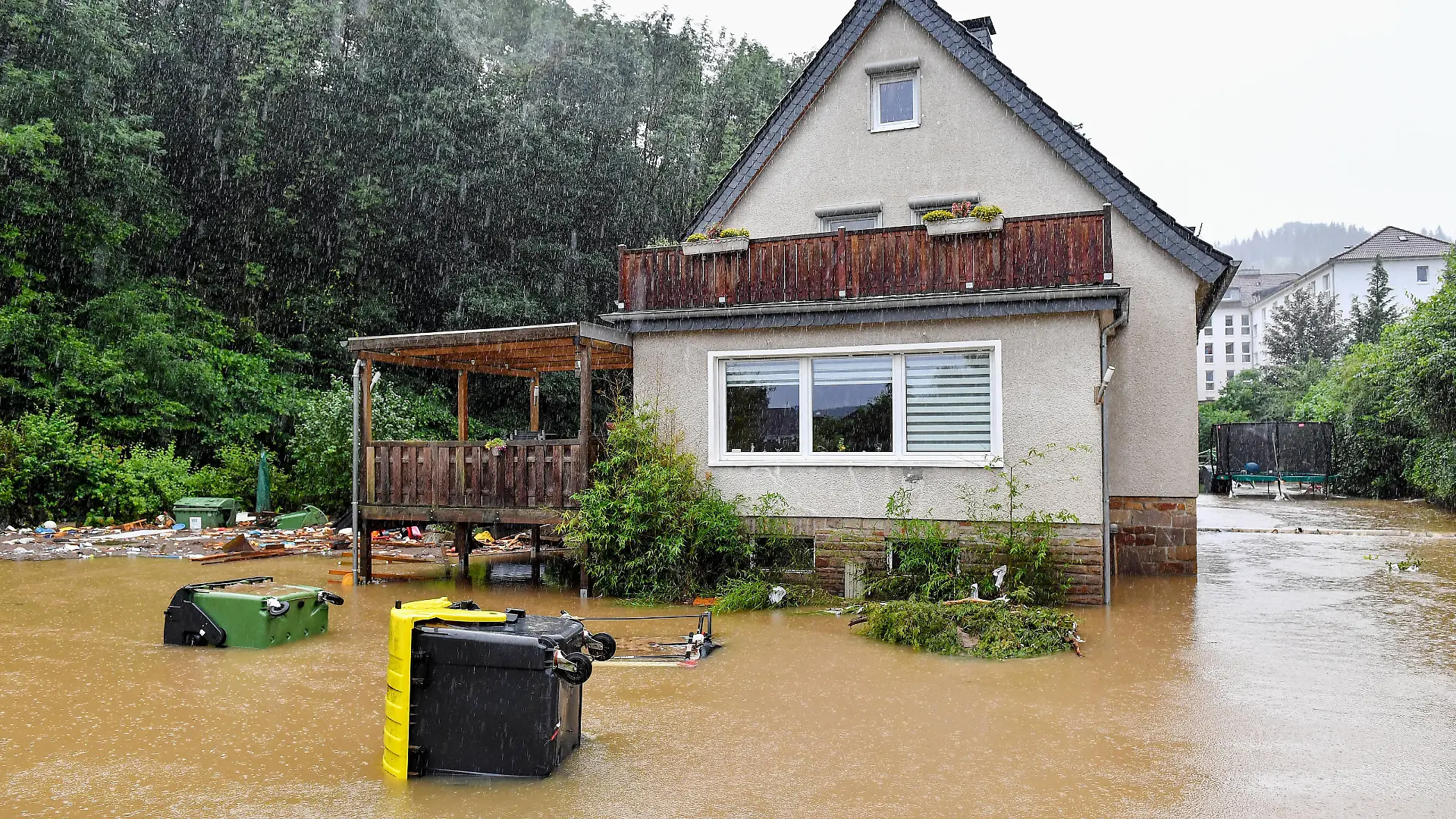 Unwetter in Hagen, Unwetter in Hagen, Nach starken Regenfällen in der Nacht zum 14.07.2021 stehen grosse Teile von Hagen unter Wasser, Das Grundstück eines Nachbarhauses des Martha Müller Seniorenzentrum ist überflutet Dortmund Nordrhein-Westfalen Deutschland *** Thunderstorm in Hagen, Thunderstorm in Hagen, After heavy rainfall in the night to 14 07 2021 large parts of Hagen are under water, The property of a neighboring house of the Martha Müller Senior Center is flooded Dortmund North Rhine Westphalia Germany Copyright: xChristopherxNeundorfx