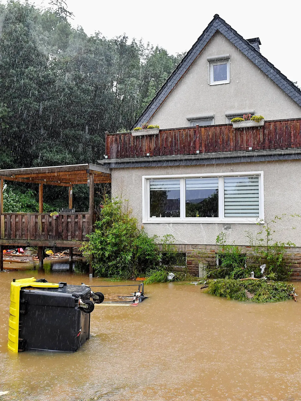  Unwetter in Hagen, Unwetter in Hagen, Nach starken Regenfällen in der Nacht zum 14.07.2021 stehen grosse Teile von Hagen unter Wasser, Das Grundstück eines Nachbarhauses des Martha Müller Seniorenzentrum ist überflutet Dortmund Nordrhein-Westfalen Deutschland *** Thunderstorm in Hagen, Thunderstorm in Hagen, After heavy rainfall in the night to 14 07 2021 large parts of Hagen are under water, The property of a neighboring house of the Martha Müller Senior Center is flooded Dortmund North Rhine Westphalia Germany Copyright: xChristopherxNeundorfx