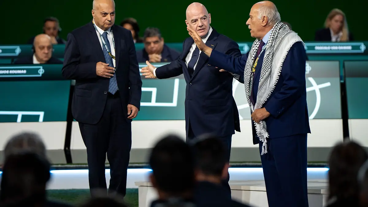 Gianni Infantino (M) kann Dschibril Radschub, Präsident des Palästinensischen Verbandes, und den israelischen Vizechef Bassim Scheich Suliman (l) auf der Kongressbühne nicht versöhnen.
