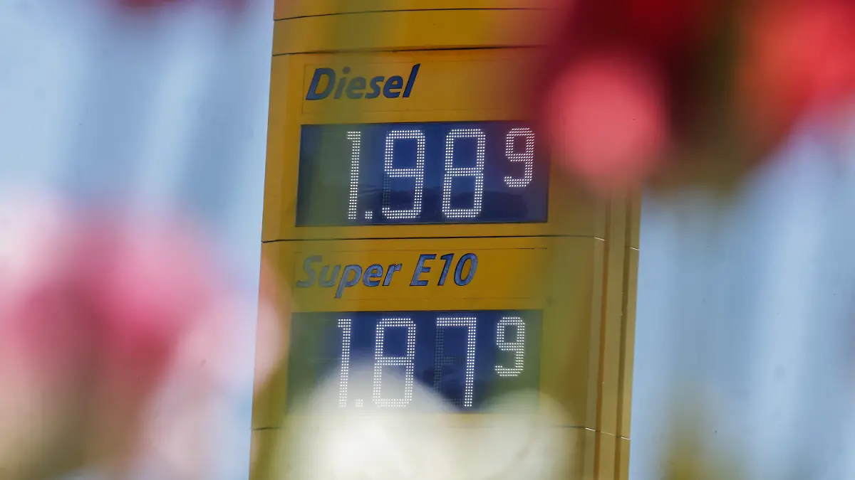 Blick auf eine Preisanzeige einer Tankstelle, die unter anderem den Liter Diesel mit 1,989 Euro und den Liter Super E10 mit 1,879 Euro ausweist. Befristet für zwei Monate sinken die Steuern auf Diesel und Benzin um je rund 17 Cent brutto pro Liter. +++ dpa-Bildfunk +++