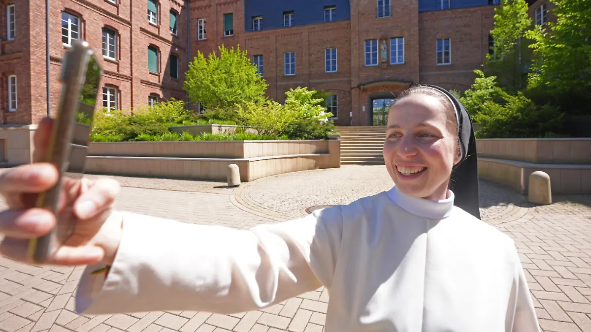 Schwester Clarita im Dominikanerkloster Arenberg nimmt ein Social-Media-Video auf. Die Schwestern im Kloster Arenberg haben nach einem viralen Video auf Instagram, in dem die 92 Jahre alte Schwester Irmingard zum ersten Mal einen Döner verspeiste, einen kleinen Media-Hype. (zu dpa: «Im Döner-Hype: Wie Klosterschwestern mit Klischees brechen») +++ dpa-Bildfunk +++
