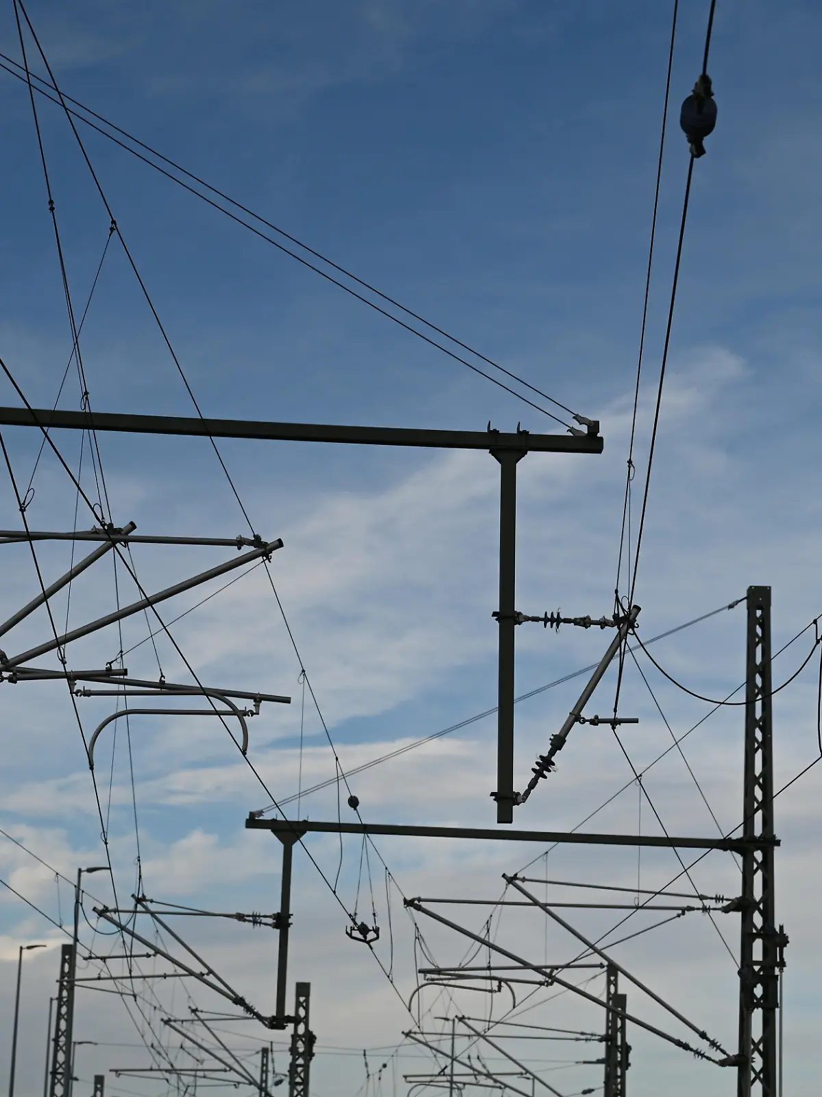 Schienen, Gleise, Oberleitungen und Strommasten an einer Bahnstrecke der Deutschen Bahn DB, Eisenbahn, Bahnlinie, mehrgleisig, Schienen, Gleis, Oberleitung, Schienenstrang, Mast, Leitung, Kabel, Draht, Verkehr, Zug, Bahn