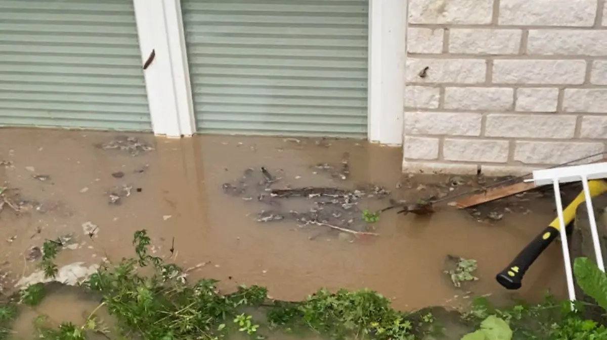 Das Wasser vor dem Kellerfenster staut sich.