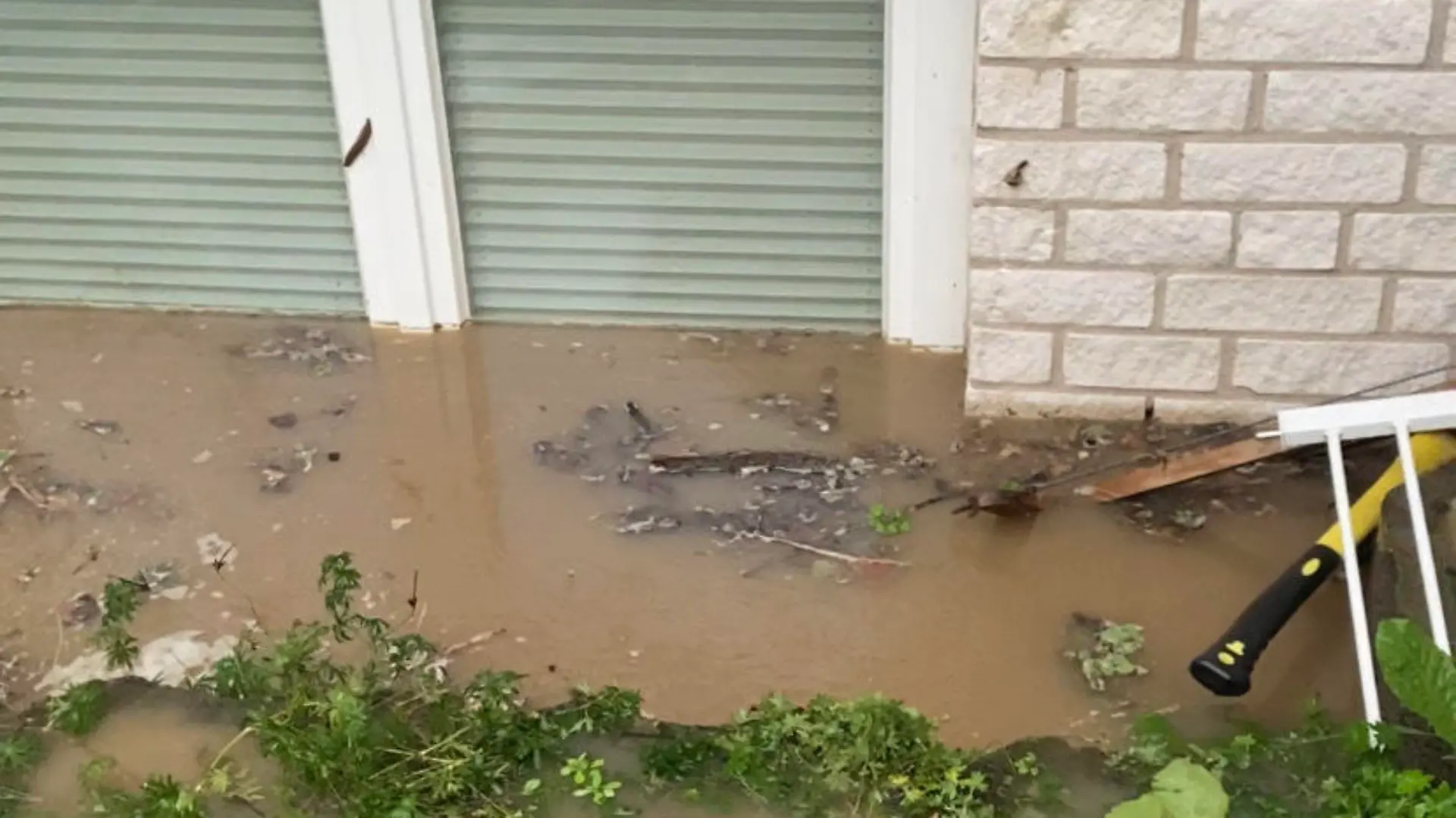Das Wasser vor dem Kellerfenster staut sich.
