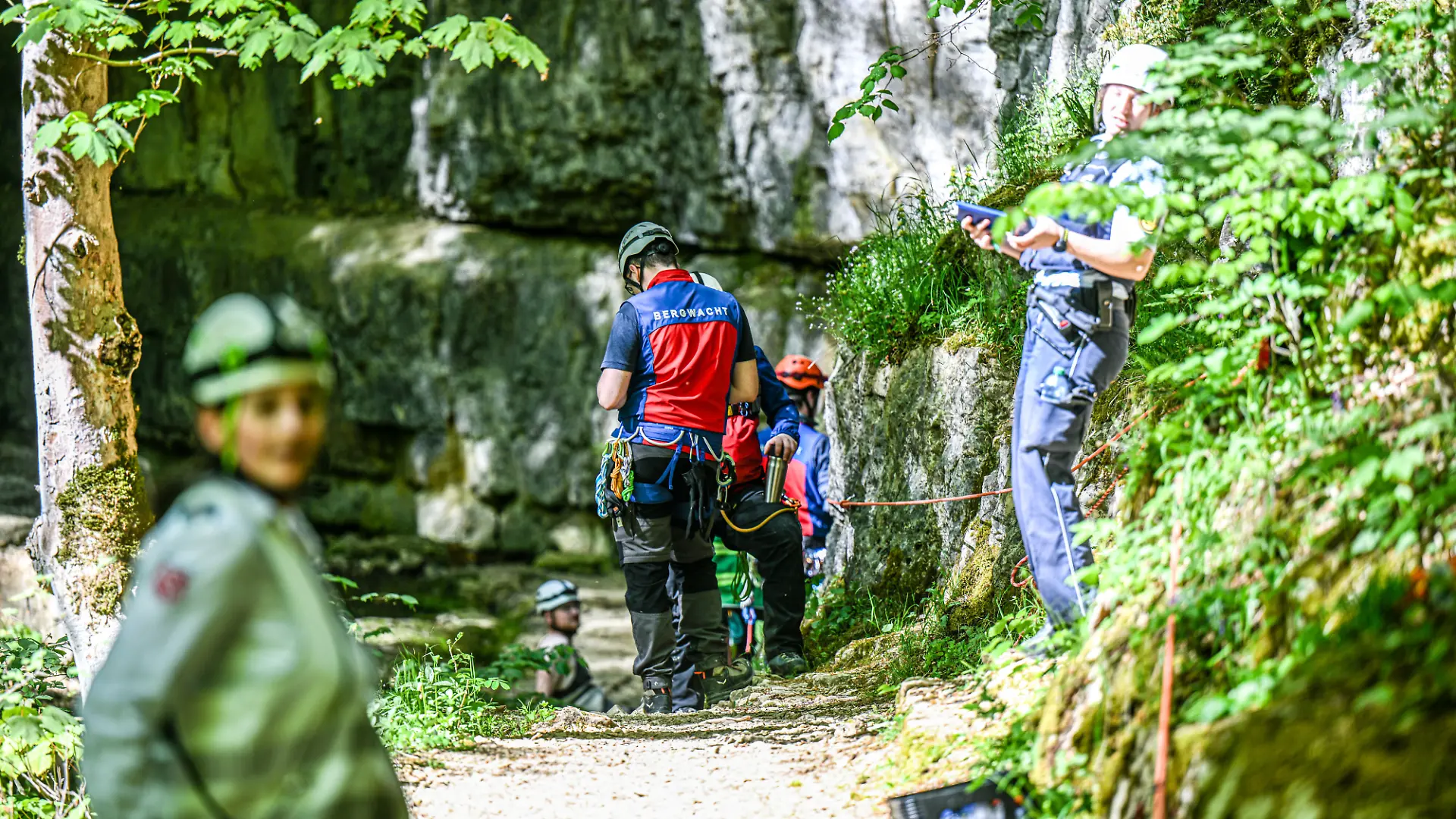 Einsatzkräfte sind an einem Rettungseinsatz in der Falkensteiner Höhle auf der Schwäbischen Alb beteiligt. Ein Wanderer ist in der Höhle auf der Schwäbischen Alb an den Folgen eines medizinischen Notfalls gestorben. Wie ein Polizeisprecher mitteilte, befand sich der Mann mit einer Gruppe in der schwer zugänglichen Höhle. +++ dpa-Bildfunk +++