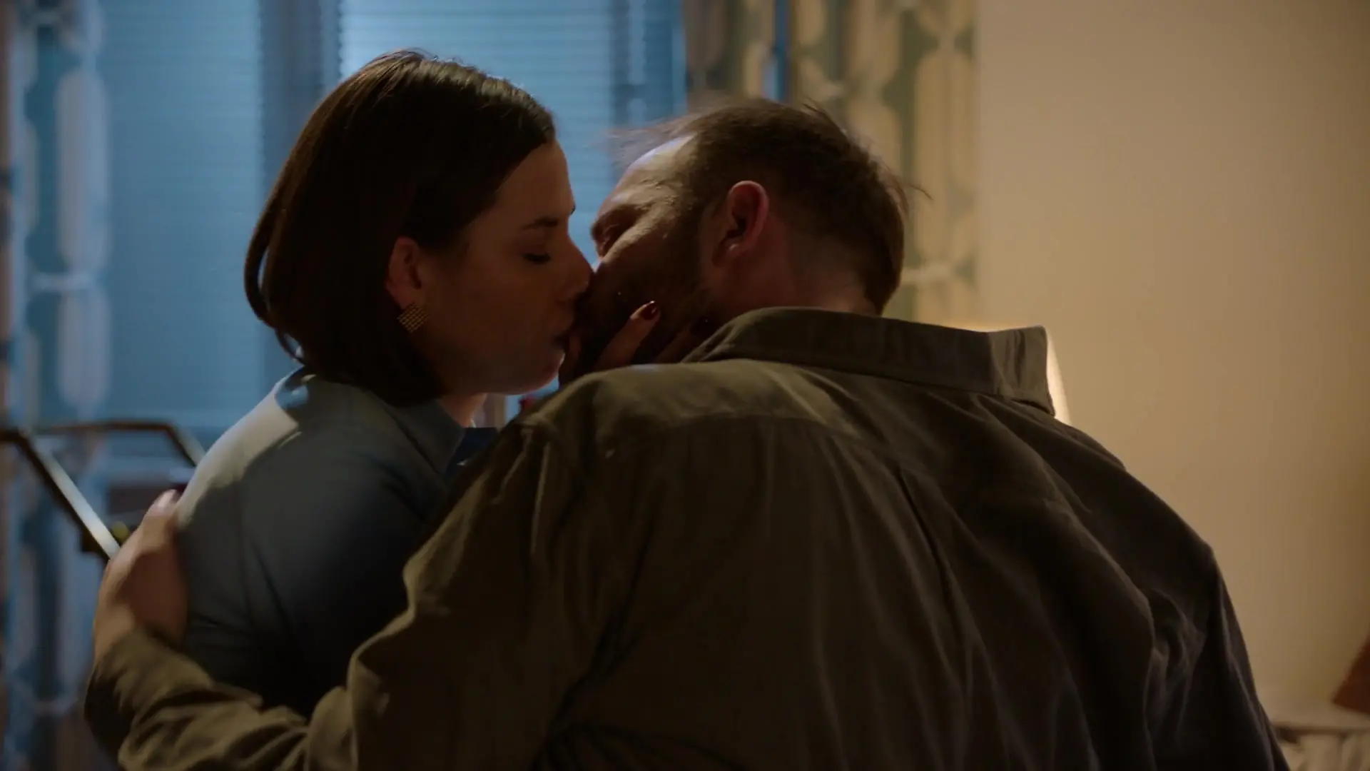 Mathilda (Anna-Katharina Fecher) und Erik (Patrick Heinrich) halten sich in der Tatnacht gemeinsam im Hotel auf. Könnte das ihr Alibi sein?