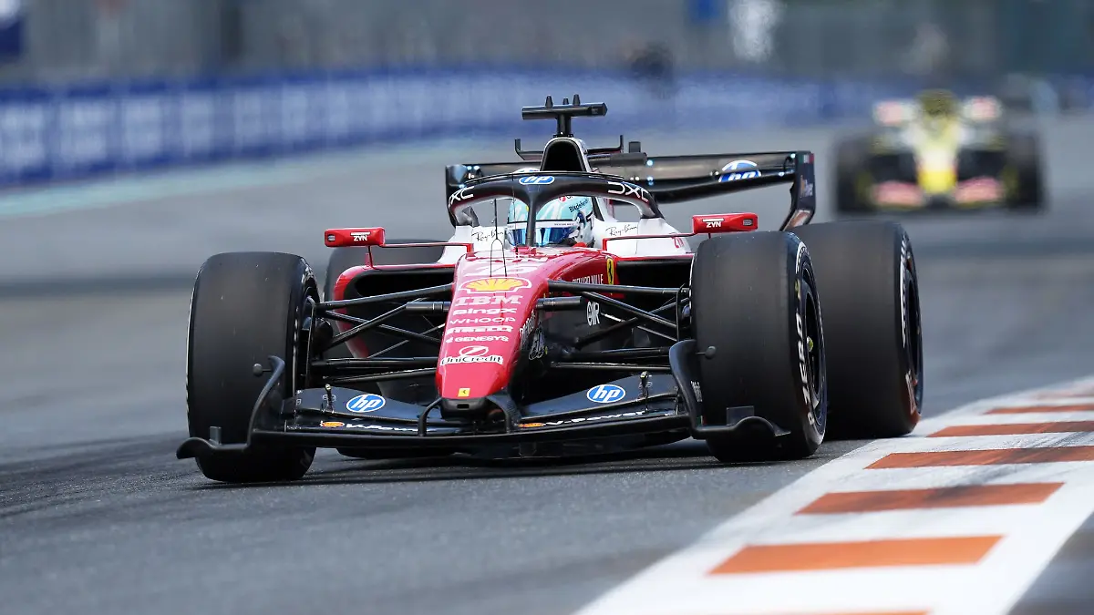 Ferrari-Pilot Charles Leclerc rast in Miami an die Spitze der Zeitentabelle.
