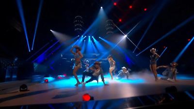 Bild von Profi-Tänzer eröffnen die Show mit spektakulärem Opening