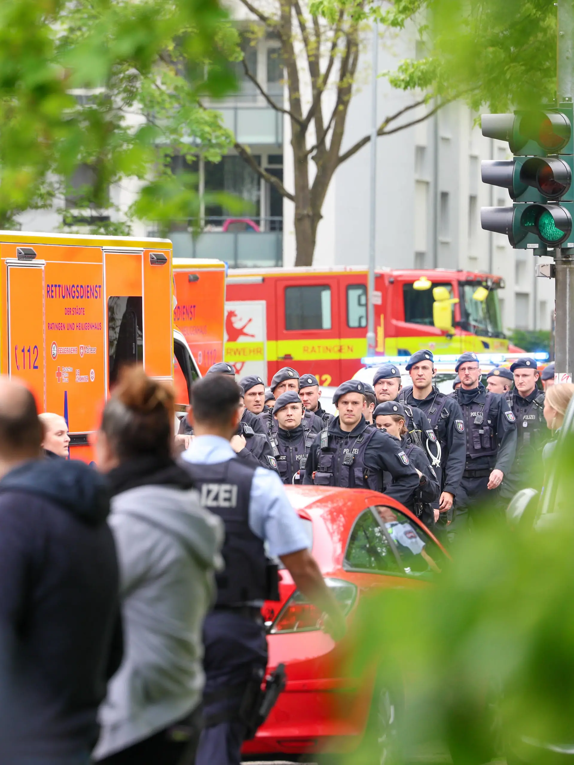 Einsatz eskaliert in Ratingen: Explosionen, Schüsse und schwerverletzte Einsatzkräfte Gegen 11:20 Uhr gab es am Donnerstag, 11.05.2023 in Ratingen in einem Hochhaus einen Polizeieinsatz wegen eines vermeintlichen Suizides. Hinzugerufene Feuerwehrleute öffneten die Wohnungstür, woraufhin die Polizei die Wohnung betrat. Wenige Sekunde später gab es eine enorme Explosion in der Wohnung wodurch mehrere Einsatzkräfte schwer verletzt wurden. In der Wohnung verblieb der Mieter, welcher sich dort verschanzte. Bei dem anschließenden Großeinsatz kamen zahlreiche SEK-Kräfte aus ganz NRW zum Einsatz, sieben Rettungshubschrauber wurden parallel eingesetzt. SEK-Beamte schossen von Nachbarbalkonen auf die Scheiben um anschließend vom angrenzende