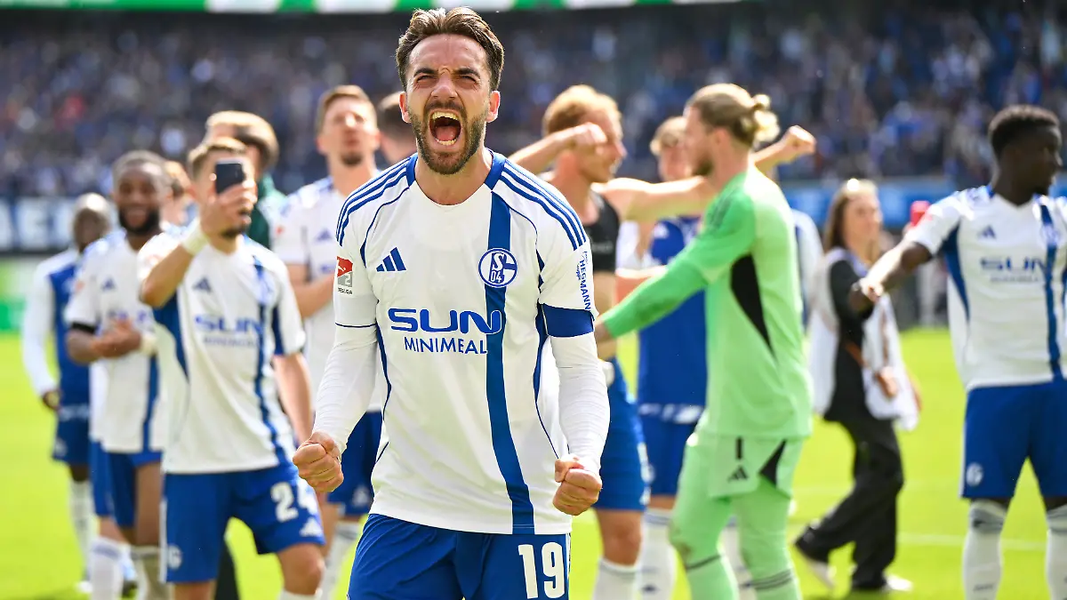 Paderborn, Home Deluxe Arena, 26.04.26, GER, Herren, 2.Bundesliga, Saison 2025-2026, SC Paderborn 07 - FC Schalke 04 Bild: Schlussjubel, Emotion, Freude bei Kenan KARAMAN Schalke DFL regulations prohibit any use of photographs as image sequences and/or quasi-video. NRW Deutschland *** Paderborn, Home Deluxe Arena, 26 04 26, GER, Herren, 2 Bundesliga, Saison 2025 2026, SC Paderborn 07 FC Schalke 04 Bild Schlussjubel, Emotion, Freude bei Kenan KARAMAN Schalke DFL regulations prohibit any use of photographs as image sequences and or quasi video NRW Germany