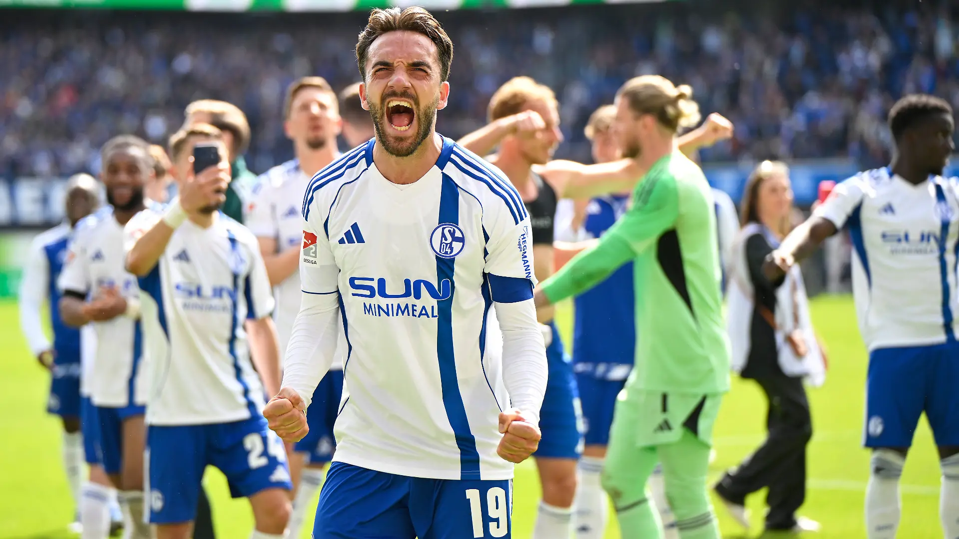 Paderborn, Home Deluxe Arena, 26.04.26, GER, Herren, 2.Bundesliga, Saison 2025-2026, SC Paderborn 07 - FC Schalke 04 Bild: Schlussjubel, Emotion, Freude bei Kenan KARAMAN Schalke DFL regulations prohibit any use of photographs as image sequences and/or quasi-video. NRW Deutschland *** Paderborn, Home Deluxe Arena, 26 04 26, GER, Herren, 2 Bundesliga, Saison 2025 2026, SC Paderborn 07 FC Schalke 04 Bild Schlussjubel, Emotion, Freude bei Kenan KARAMAN Schalke DFL regulations prohibit any use of photographs as image sequences and or quasi video NRW Germany