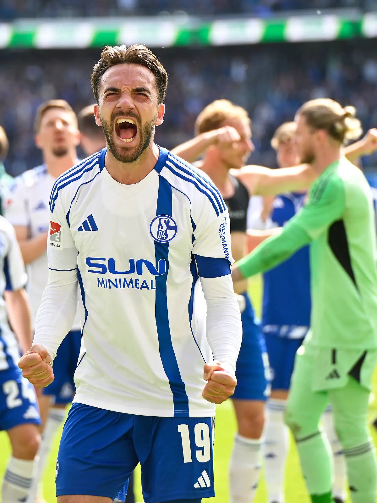 Paderborn, Home Deluxe Arena, 26.04.26, GER, Herren, 2.Bundesliga, Saison 2025-2026, SC Paderborn 07 - FC Schalke 04 Bild: Schlussjubel, Emotion, Freude bei Kenan KARAMAN Schalke DFL regulations prohibit any use of photographs as image sequences and/or quasi-video. NRW Deutschland *** Paderborn, Home Deluxe Arena, 26 04 26, GER, Herren, 2 Bundesliga, Saison 2025 2026, SC Paderborn 07 FC Schalke 04 Bild Schlussjubel, Emotion, Freude bei Kenan KARAMAN Schalke DFL regulations prohibit any use of photographs as image sequences and or quasi video NRW Germany