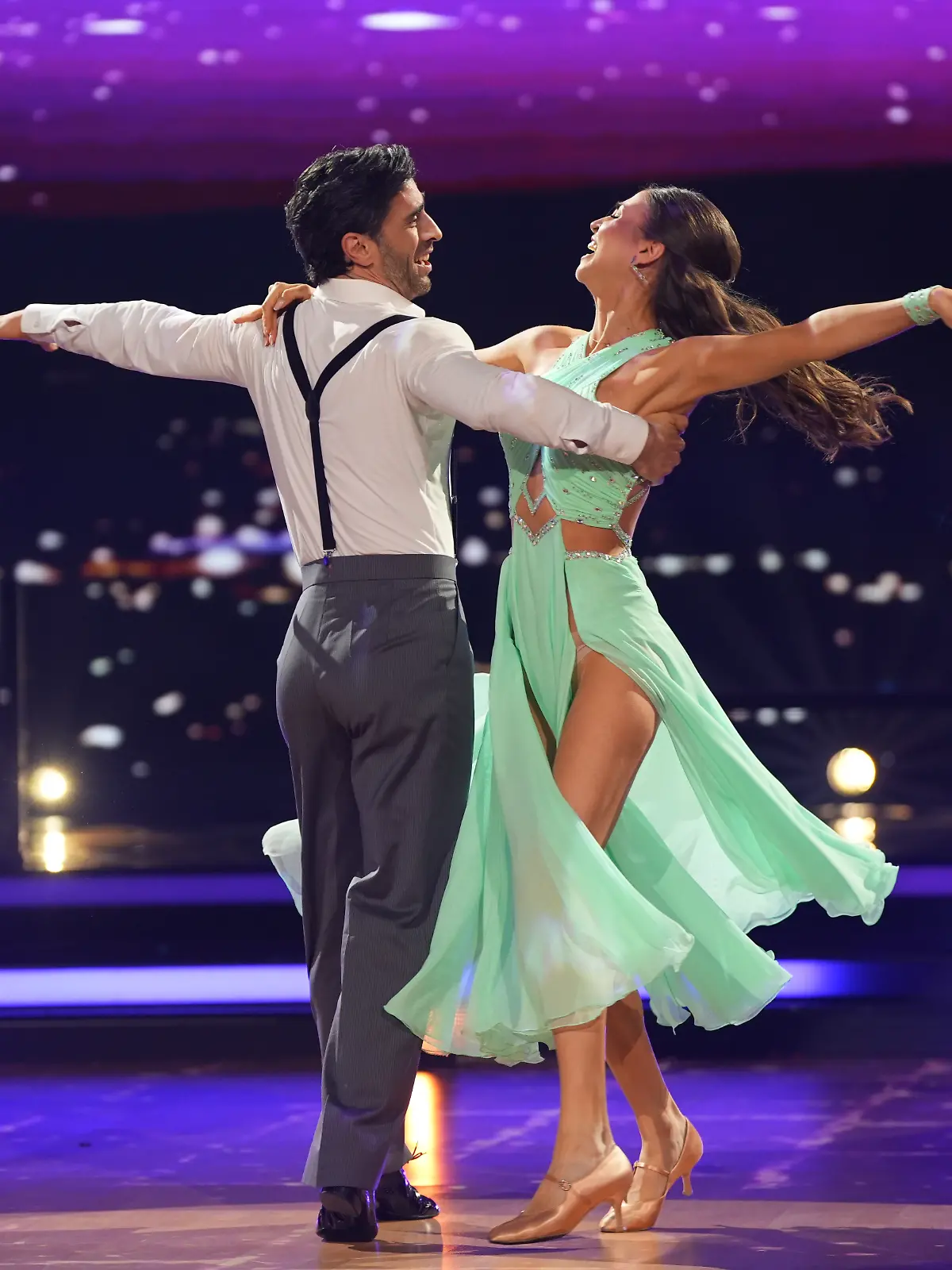 Wow, was für ein wunderschöner Wiener Walzer von Jan Kittmann und Ekaterina Leonova! Der Partner Switch bringt dem „Let’s Dance”-Star offenbar Glück und er wird mit seinen ersten 30 Punkten belohnt. 