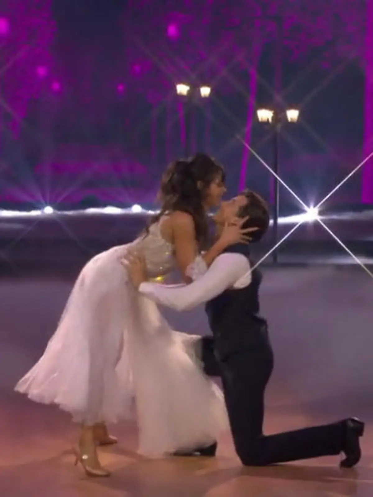 Bild zu: "Romantischer Slowfox: Joel und Malika schweben zu „Tearing Up My Heart“ übers Parkett"