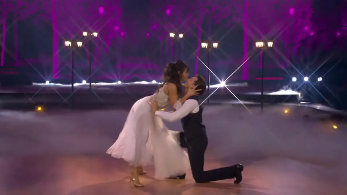 Romantischer Slowfox: Joel und Malika schweben zu „Tearing Up My Heart“ übers Parkett Romantik auf dem Parkett