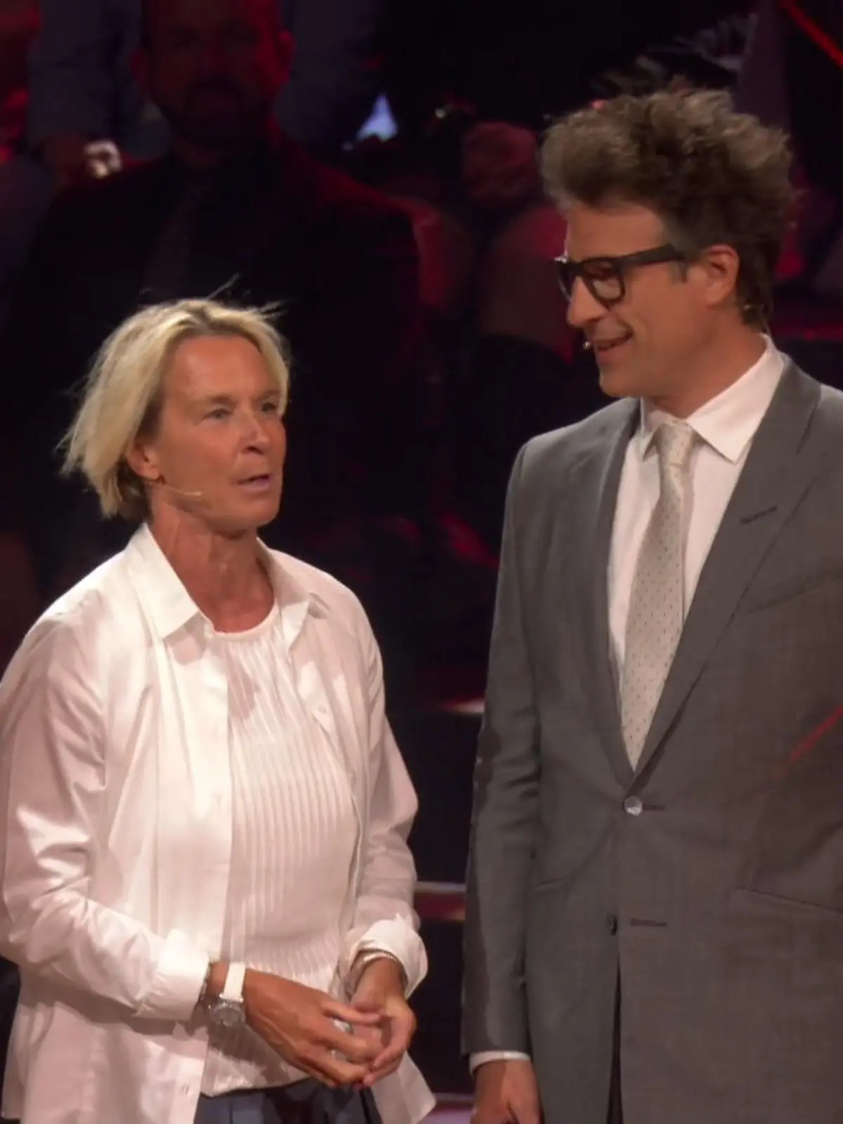 Bild zu: "Martina Voss-Tecklenburg bringt heute die Umschläge mit dem Ergebnis"