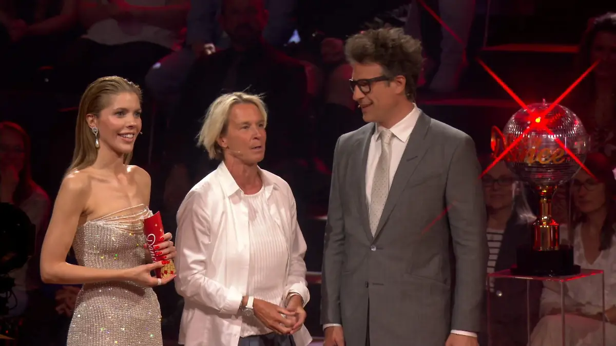 Martina Voss-Tecklenburg bringt heute die Umschläge mit dem Ergebnis Spannung vor dem Urteil