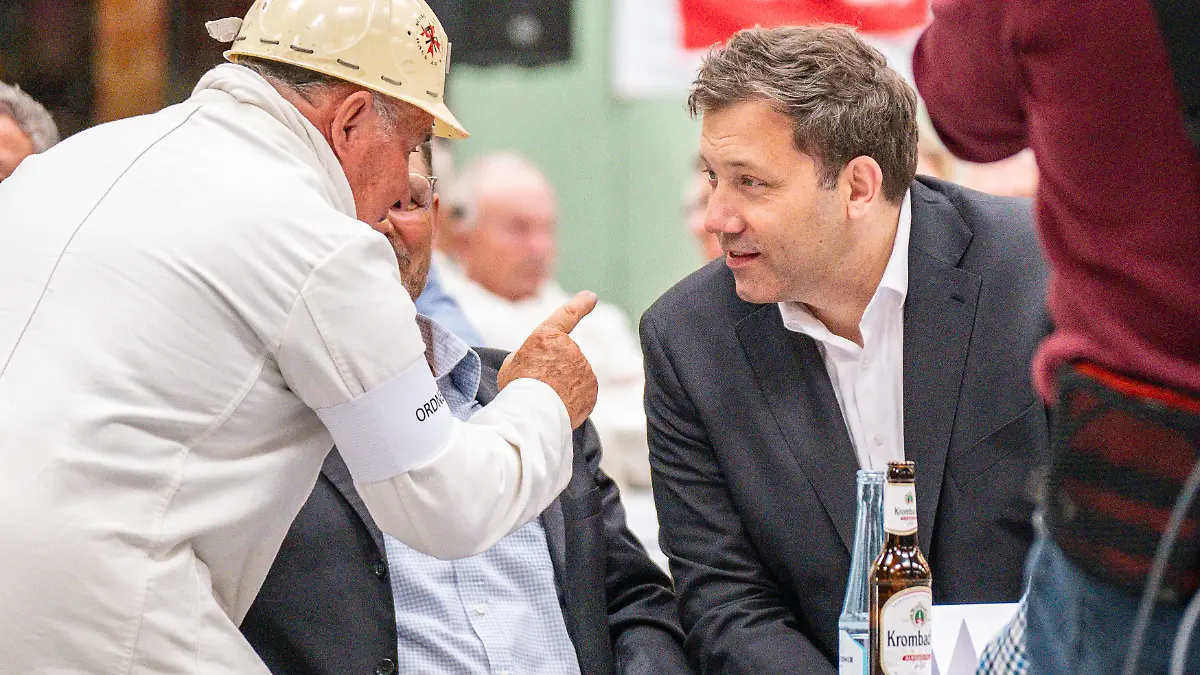 Lars Klingbeil (SPD, r) besucht die 76. Maikundgebung in Bergkamen und unterhält sich mit einem Teilnehmer. Die Kundgebung steht unter dem Motto «Glück Auf».